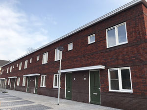 Totaalfoto van nieuwbouwwoningen, voorzien van aluminium zelfdragende goten, luifels en dakranden.